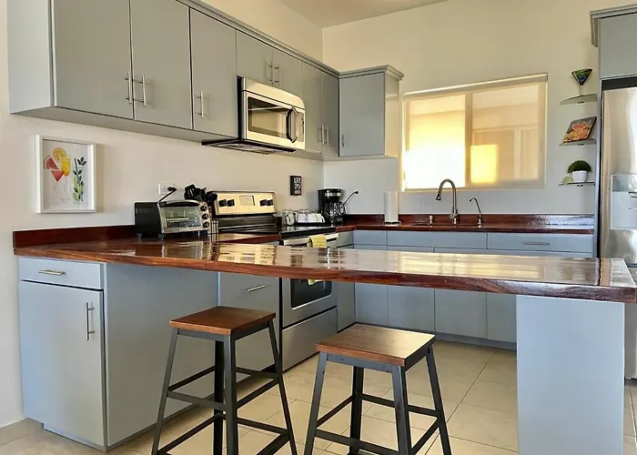 Walk To Beach, King Bed 2b2 Newly Furnished