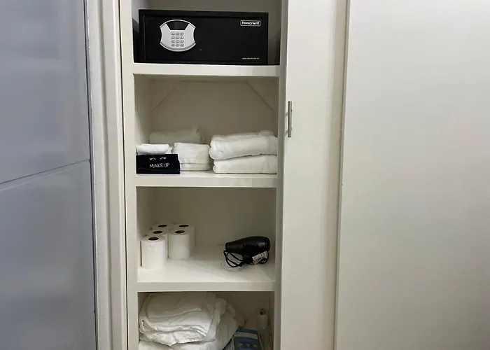 Walk To Beach, King Bed 2b2 Newly Furnished